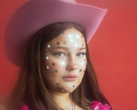 promotional shot for Beautiful Woman, by Swedish artist Sarah Klang