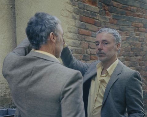 Baxter Dury press shot in front of a mirror